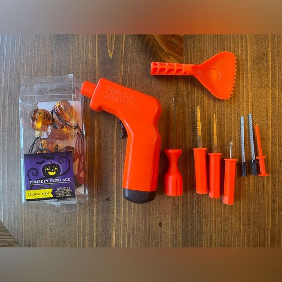 Halloween pumpkin 🎃 carving set and light up necklace - Picture 1 of 1